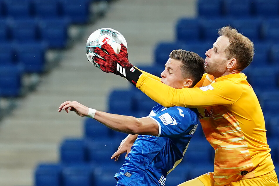Deiner? Meiner! Péter Gulácsi hält den Ball gegen Christoph Baumgartner fest.