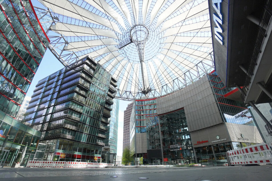 Das Sony-Center am Potsdamer Platz ist menschenleer.