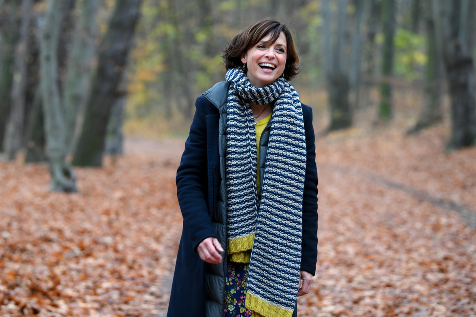 Die Schauspielerin Julia Brendler bei einem Spaziergang im Park Schönholzer Heide in Niederschönhausen.