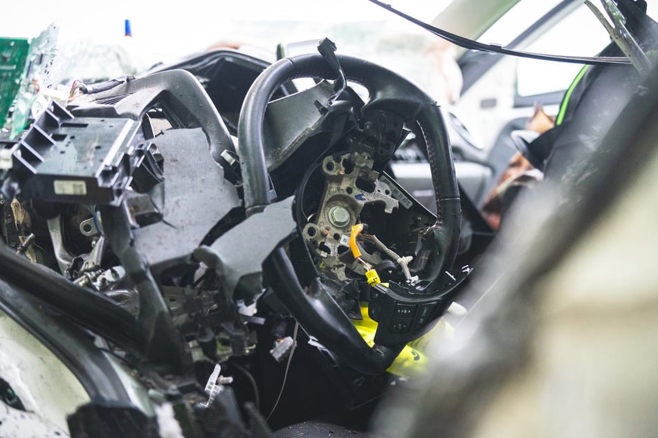Der Mazda wurde komplett zerstört.