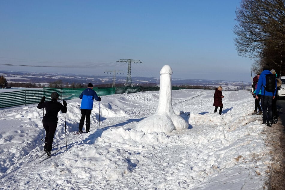 Schöner, größer, standhafter! Der Schnee-Penis auf dem Chemnitzer Adelsberg wurde von Kreativen verschönert.