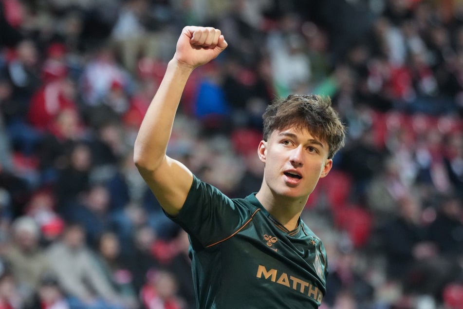Patrice Čović (18) bejubelt sein erstes Bundesliga-Tor, das er vor den Augen seines Papas erzielte.