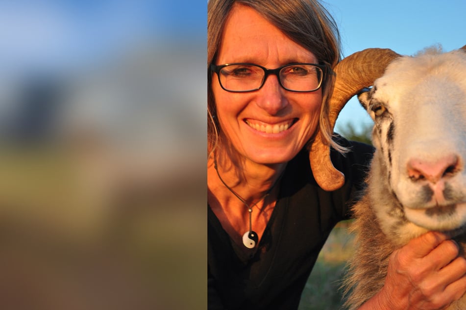 Schäferin Nicola Kluftinger steht am Mittwoch auf dem Dach der Schönhauser Allee mit ihren zwei Schafen und ihrem Hund.
