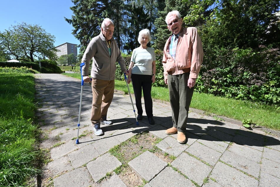 Vor allem für ältere Leute wie Uwe und Renate Riedel (beide 83) sowie Gerd Schuhmann (87, r.) ist der kaputte Gehweg besonders gefährlich.