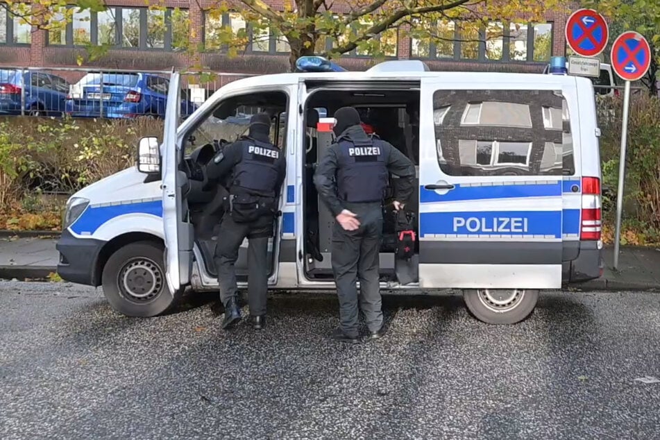 Spezialkräfte der USE am Dienstag vorm Harburger Polizeirevier.