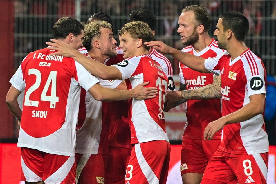 Benedict Hollerbach (2.v.l.) ist von seinen Mitspielern in der vergangenen Saison oft für entscheidende Treffer gefeiert worden.