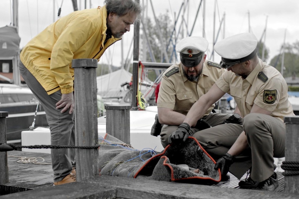 Szenenfoto: Ein Bootsführer hatte im Sommer 2002 einen Teppich entdeckt, in den eine Frauenleiche eingewickelt war.