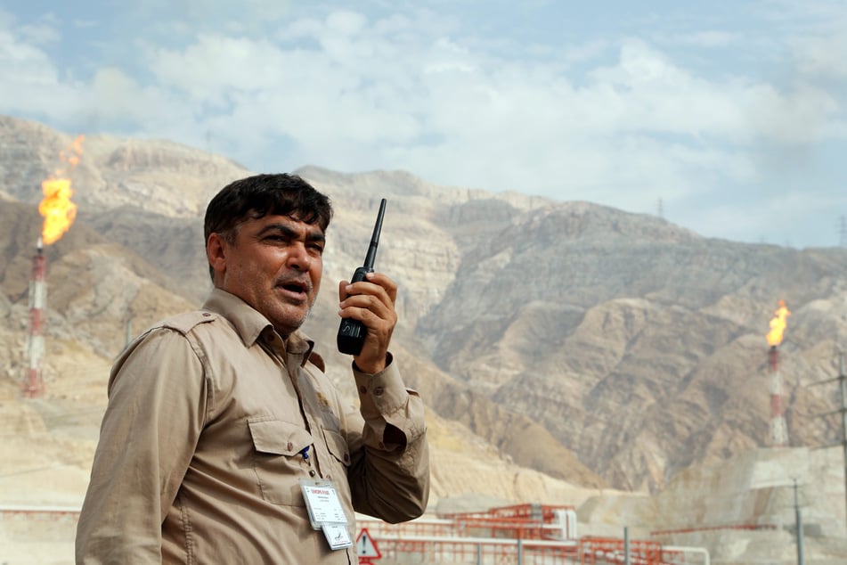 Ein iranischer Sicherheitsmitarbeiter steht am South Pars Gasfeld nahe dem Hafen der südiranischen Stadt Asaluyeh. (Archivbild)