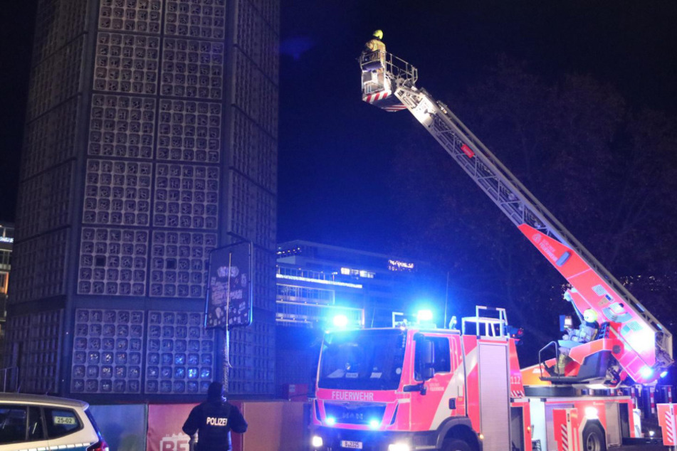 Feuerwehrleute versuchen mit einer Drehleiter an die Drohne zu kommen.