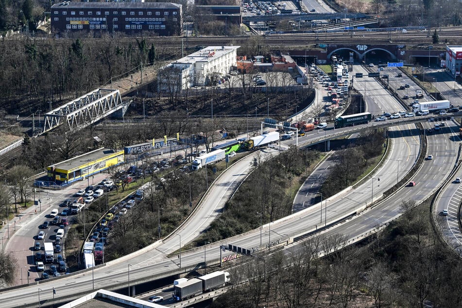 Die Sperrung der sogenannten Ringbahnbrücke sorgt für Verkehrschaos im Berliner Westen.