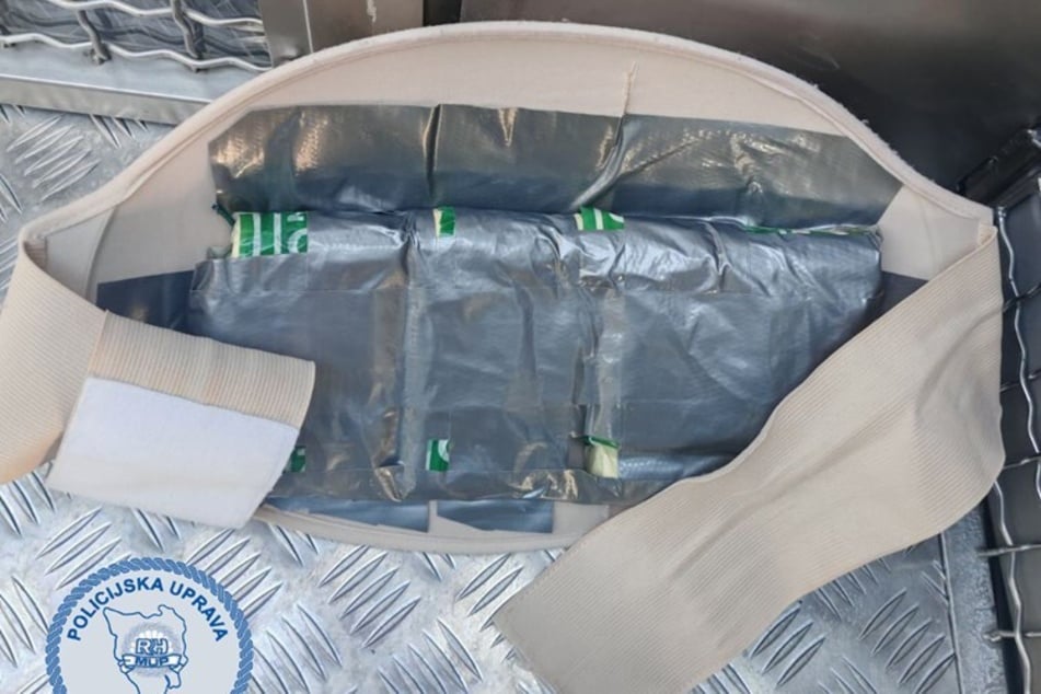 Es gibt nichts, was es nicht gibt. Der Mann versteckte Pyro in einem Fake-Babybauch.