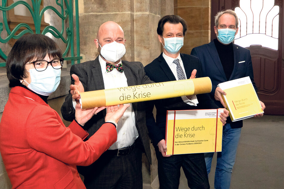 Maria Eberlein Gonska (62, l.) und Janko Haft (52, 2.v.r.) vom Uniklinikum und Michael Doerwald (56, r.) von der Agentur Ketchum haben Archivdirektor Thomas Kübler (57) Unterlagen für die Corona-Sammlung übergeben.