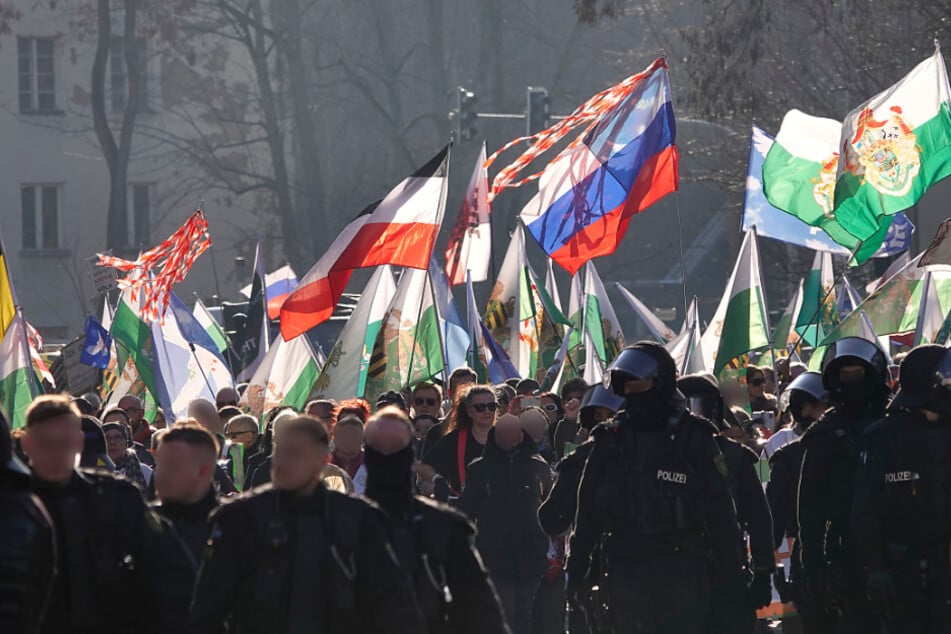 Während der Kundgebung schwenken die SÄXIT-Demo-Teilnehmer ihre Sachsen-, Russland- und Reichsfahnen.