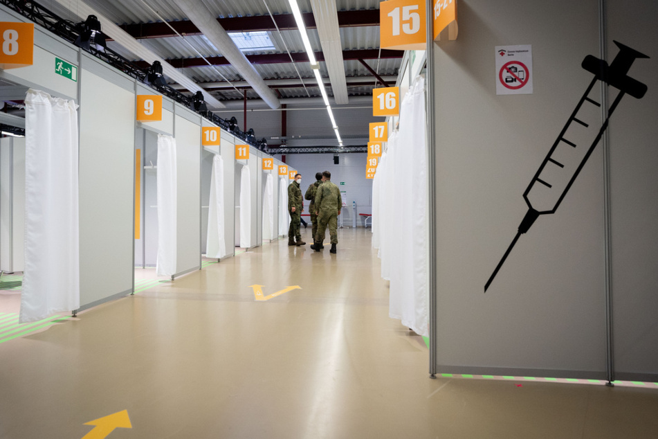 Bundeswehrsoldaten stehen im vierten Impfzentrum in Berlin, das im Terminal C des ehemaligen Flughafens Tegel gelegen ist.