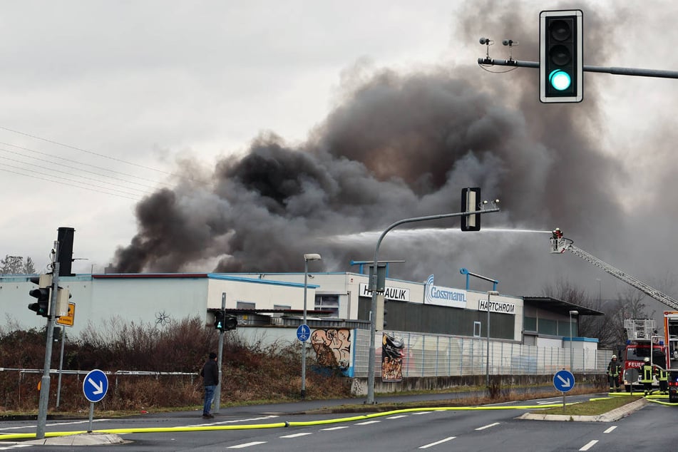 Feuerwehr-Großeinsatz bei Aschaffenburg: Lagerhalle stand lichterloh in Flammen!