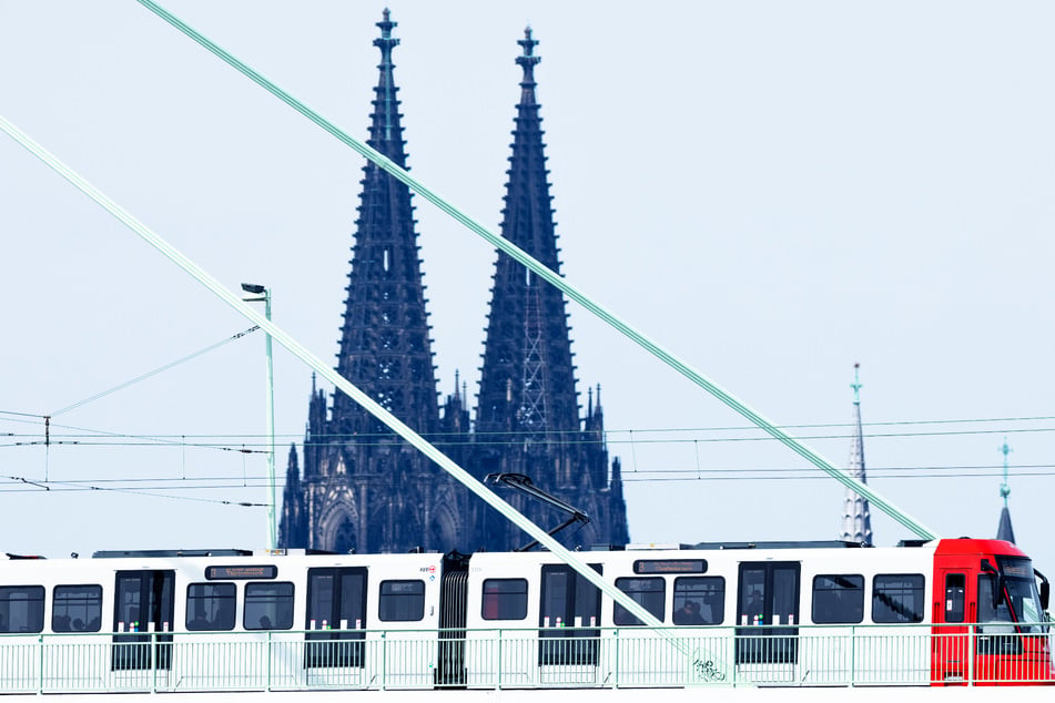 Für 30 Euro können sich Kölnerinnen und Kölner sowie Touristen das spezielle KVB-"KarnevalsTicket" kaufen und damit im gesamten VRS-Gebiet pendeln.