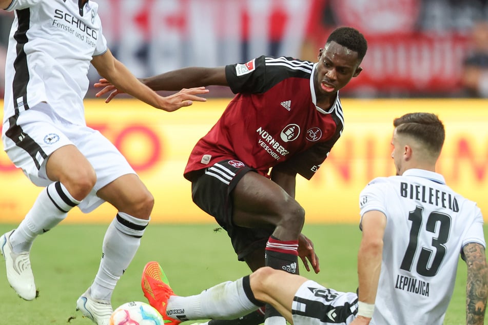 Sadik Fofana (Mitte) hat unter Xabi Alonso kein Spiel für Bayer 04 Leverkusen bestritten und wechselt zum Grazer AK.