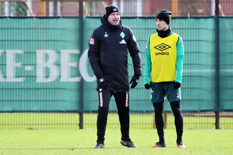 Simon Straudi (heute 27, r.) und Trainer Florian Kohfeldt (heute 43) im Februar 2020 zusammen bei Werder Bremen. (Archivfoto)