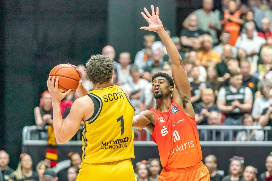 Niners-Spieler Victor Bailey (r.) drehte nach der Pause richtig auf: Er rettete die Niners vor einer Niederlage, sorgte für die Verlängerung.