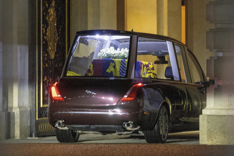 Der schwäbische Leichenwagen mit dem Sarg der verstorbenen Königin Elizabeth II. vor dem Buckingham Palace.