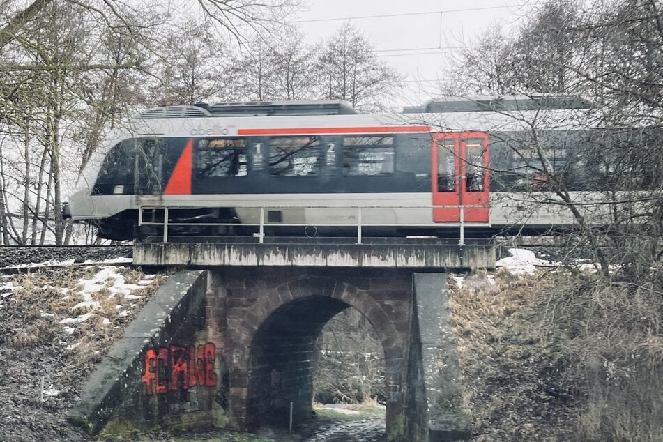 Die Bahnstrecke wurde gesperrt.