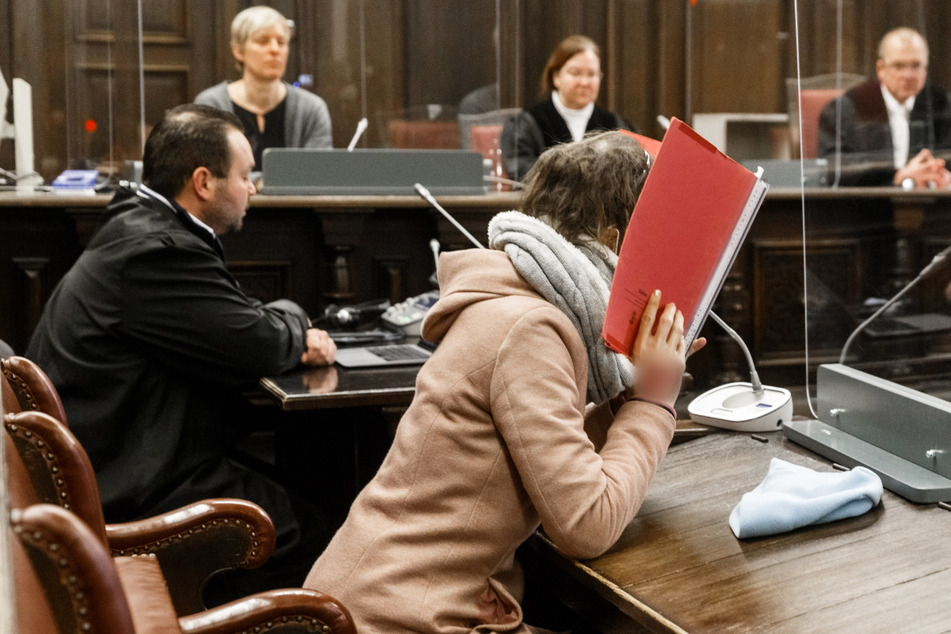 Die 37-jährige Angeklagte (vorne) wurde verurteilt.