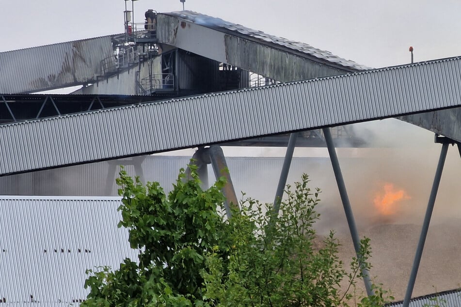 Nach tagelanger Löscharbeiten: Feuerwehreinsatz am Zellstoffwerk Arneburg beendet