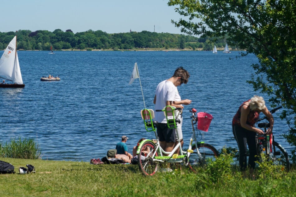 Sieht aus wie ein gewohntes Bild am Pfingstmontag. Ausflügler sind am Cospudener See in Leipzig unterwegs.