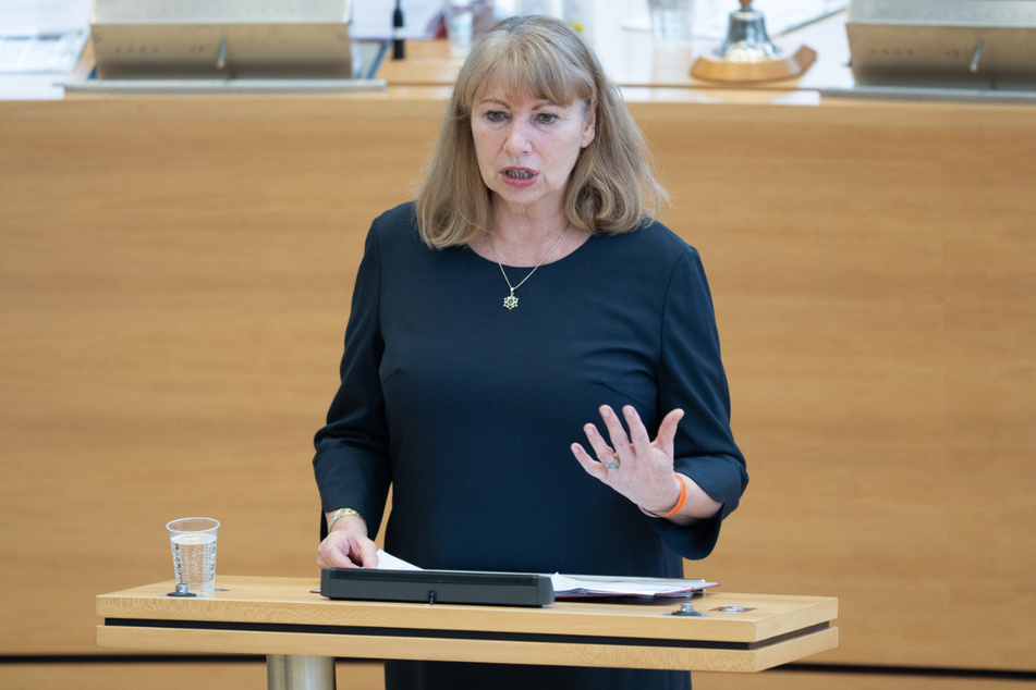 Petra Köpping (63, SPD) spricht im Sächsischen Landtag zu den Abgeordneten.