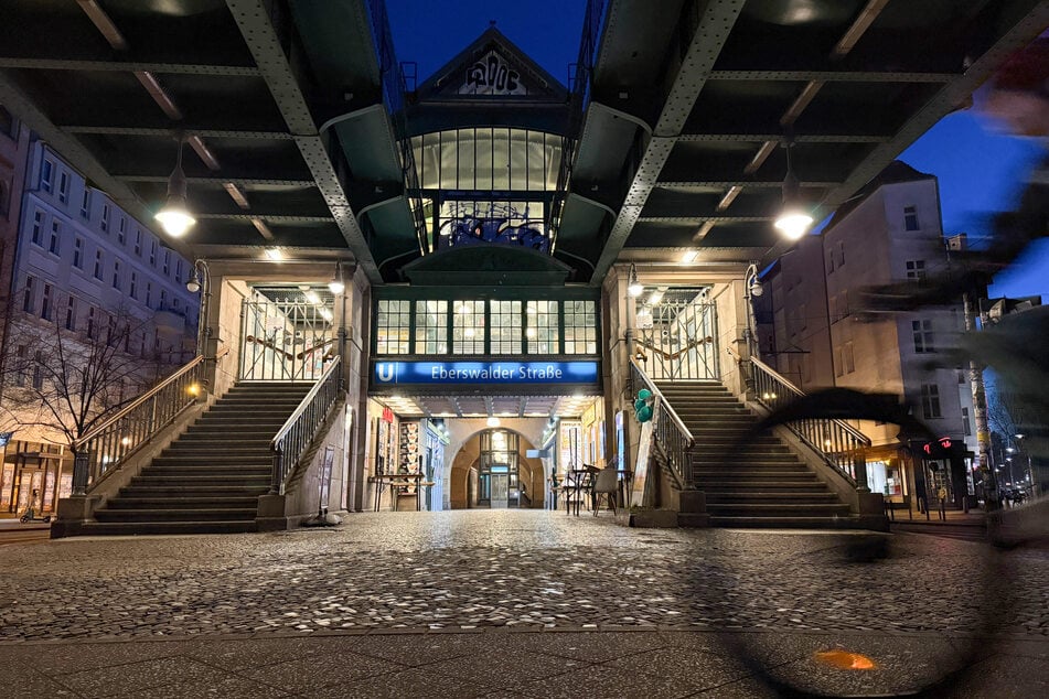 Vor dem Betriebsstart war es am U-Bahnhof Eberswalder Straße in Prenzlauer Berg noch gespenstig ruhig.