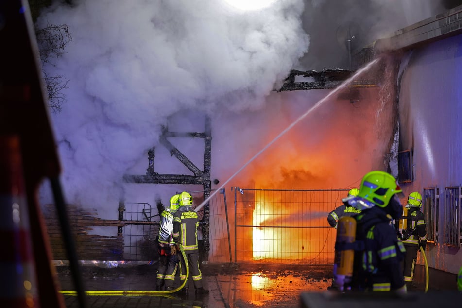 Die Flammen drohten auf den Supermarkt überzugreifen.