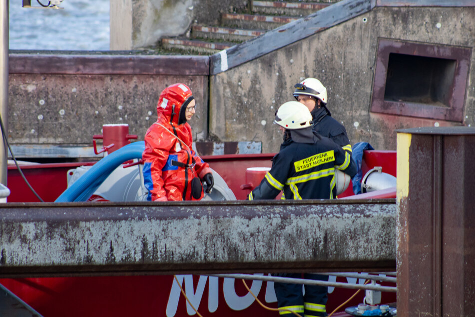 Einsatzkräfte der Feuerwehr sowie Berufstaucher versuchen ihr Bestes, um ein weiteres Absinken des Frachters zu verhindern.
