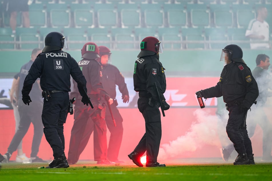 Zuvor waren zwischen beiden Fanlagern zahlreiche Böller geflogen.