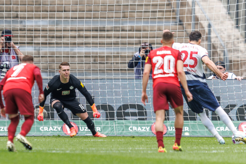 Haris Tabakovic verwandelt den Elfmeter sicher zur Führung.