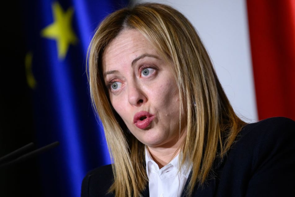 Italiens Ministerpräsidentin Giorgia Meloni (49) hat die uneingeschränkte Wiederherstellung der freien Schifffahrt in der Straße von Hormus gefordert.