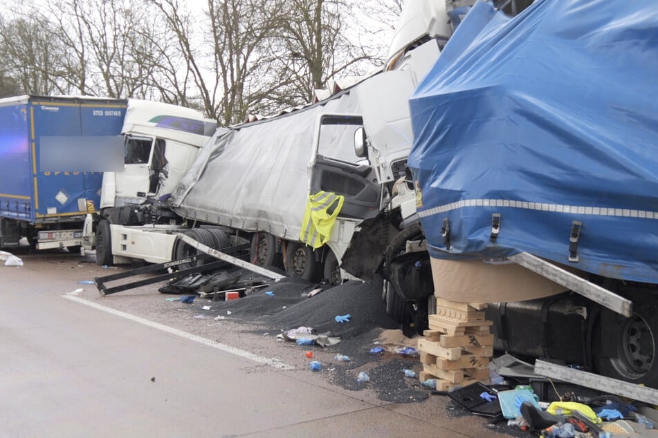 Auf der A1 bei Stuhr sind insgesamt drei Lkw ineinander gefahren. Mehrere Personen wurden verletzt.