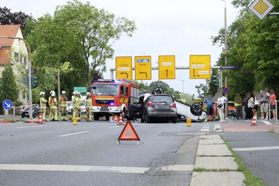 Feuerwehr und Polizei sicher die Unfallstelle ab.