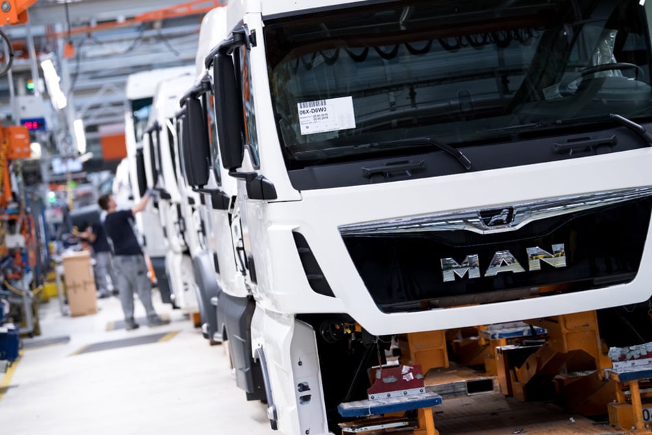 Mitarbeiter von MAN Truck & Bus arbeiten in einer Produktionsstraße in München. (Archiv)