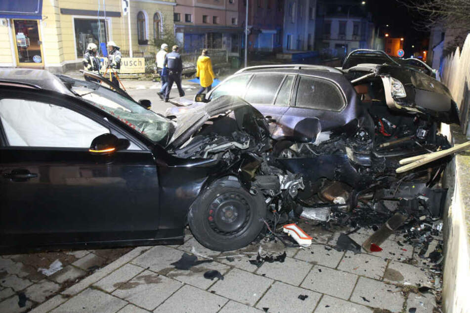 Der Audi-Fahrer raste, nachdem er den jungen Mann tödlich erfasst hatte, noch gegen ein parkendes Auto.