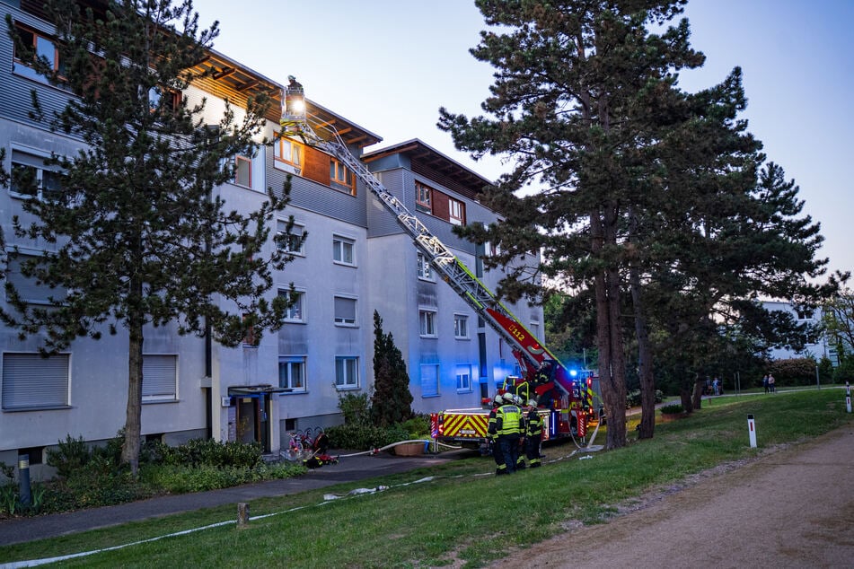 Nach Abschluss der Löschmaßnahmen kontrollierte die Feuerwehr die Wohnung noch einmal auf möglich Glutnester.
