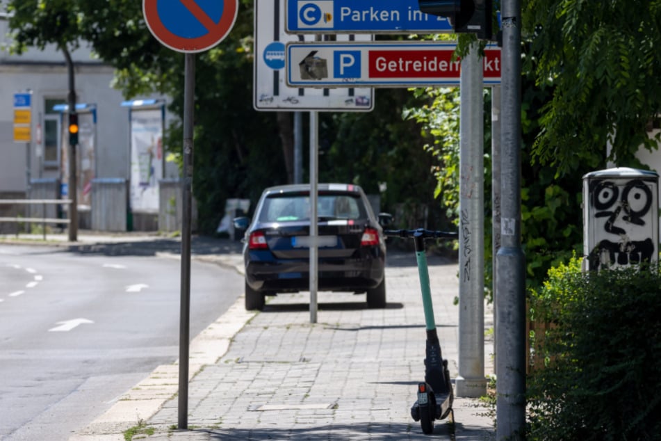 Immer wieder sonntags zu beobachten: Falschparker blockieren den Gehweg in der Theaterstraße.