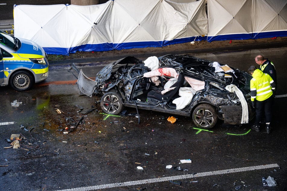 Unfall A57: Tödlicher Crash auf A57: Auto überschlägt sich, Rettungskräfte finden leblosen Mann im Inneren