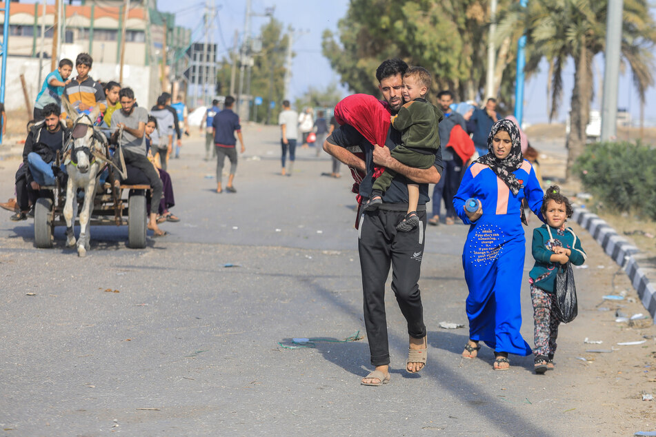 Palästinensische Familien fliehen inmitten der anhaltenden Kämpfe zwischen Israel und der palästinensischen Terrororganisation Hamas aus der Stadt Gaza und anderen Teilen des nördlichen Gazastreifens in Richtung der südlichen Gebiete.