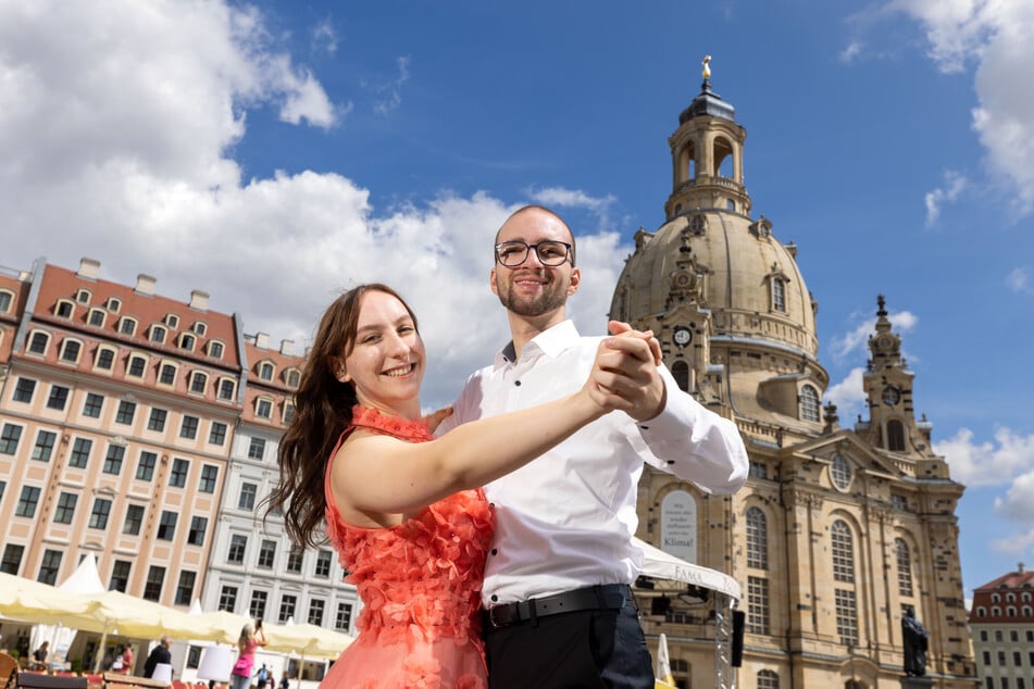 Das Tanzpaar Melanie (19) und Clemens (21) von der Tanzschule Lax wiegt sich im Dreivierteltakt auf dem Neumarkt.