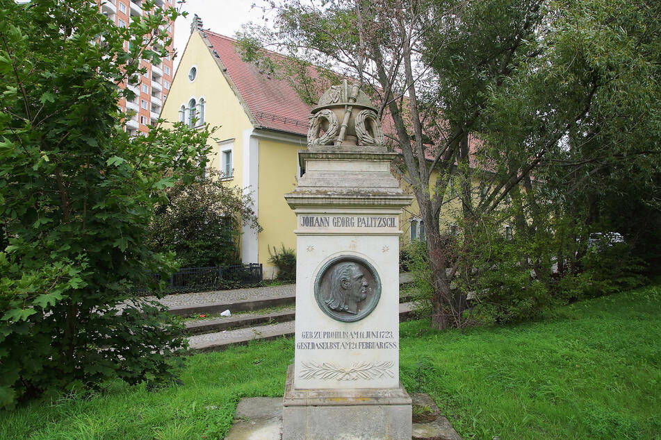 Im Dresdner Stadtteil Prohlis ist Johann Georg Palitzsch ein Museum mit Denkmal gewidmet.