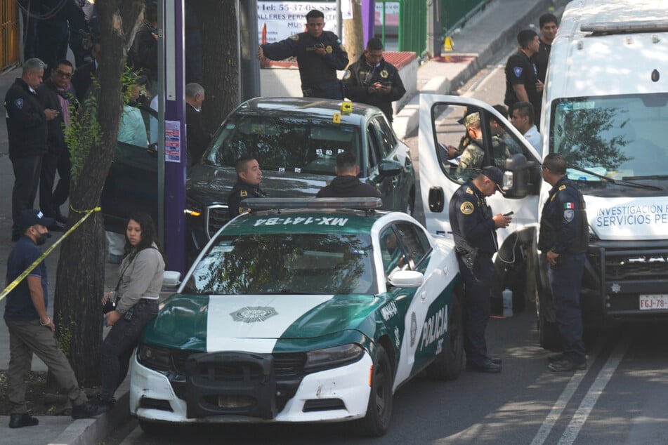 Die Polizei inspiziert das Auto, in dem die Privatsekretärin der Bürgermeisterin von Mexiko-Stadt und ihr Berater getötet wurden.