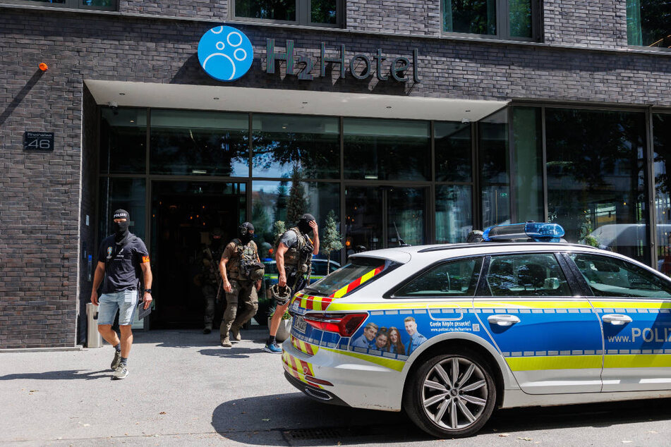 Der Mann und die Frau wurden von der Polizei vor einem Hotelzimmer im ersten Stock aufgefunden worden.