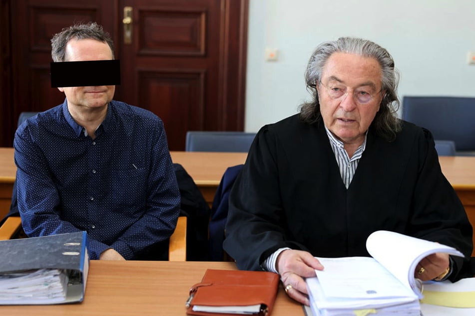 Zu einer Bewährung von elf Monaten verurteilt: Holm L. (53, l.), hier neben seinem Verteidiger Peter-Michael Diestel.