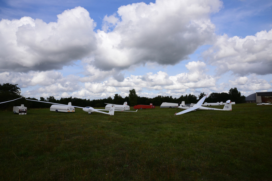 Segelflugzeuge in Reih und Glied: Im Sommerlager der akademischen Flieger starten auch besondere Prototypen und Einzelmodelle.