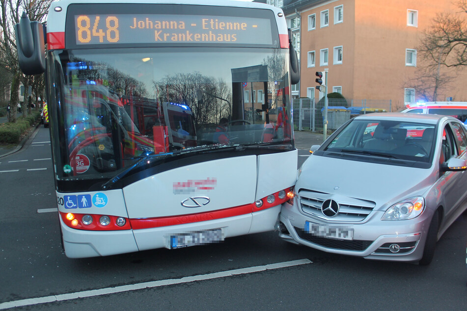 Ein Linienbus und ein Mercedes sind in Neuss zusammengestoßen.